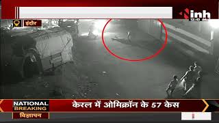Indore में बेटी के सामने मां की बेरहमी से हत्या, प्रेमी ने चाकू से किया वार CCTV में कैद हुई वारदात