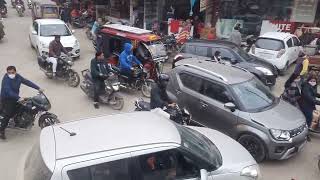 सिरसा शहर के मुख्य बाजार में भीड़ के कारण लग रहा जाम। अपनी मर्जी से इधर उधर से निकल रहे वाहन चालक।