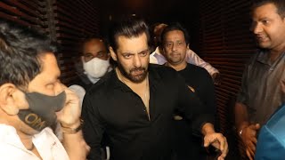 Tiger Salman Khan Spotted At Estella Juhu  - Watch Video