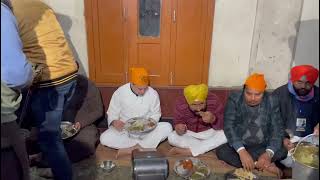 राहुल गांधी जी ने सबके साथ बैठकर लंगर का प्रसाद खाया