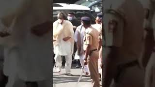 #AmitabhBachchan, #ShraddhaKapoor and #ShwetaNanda arrive to pay last respects to #LataMangeshkar