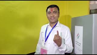 #BreakingNews | CM Pramod Sawant casts his vote in Sanquelim