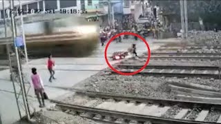 ????WATCH: Biker narrowly escapes speeding train| ரயில் விபத்தில் நூலிழையில் உயிர் தப்பிய இளைஞர்!