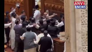 विधायकों ने पंजाब (Pakistan) विधानसभा में डिप्टी स्पीकर पर किया हमला, मारे थप्पड़, फेंके लोटे