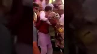फिसल गये मामा, सीढ़ियों से गिरे शिवराज सिंह, कैमरे में हुआ कैद । viral Video Shivraj Singh Chouhan