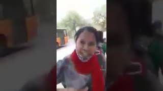 महिला ने बस को मारा पत्थर, Viral Video