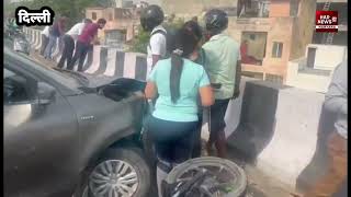 दिल्ली वाली मैडम जी की तेज रफ्तार गाड़ी ने 2 बाइक सवार व्यक्तियों को टकर मार के फ्लाईओवर से नीचे फेका