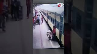 चलती हुई ट्रेन से गिरती महिला को CRPF वाले ने कैसे बचाया, Video हुआ वायरल