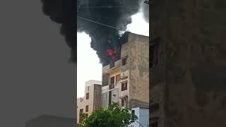 दिल्ली में Bawana Sec.2 की केमिकल फैक्ट्री में आग, दमकल की 12 गाड़ियों को आग बुझाने के लिए लगाया गया