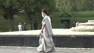 Congress President Smt. Sonia Gandhi pays floral tributes to former Prime Minister Shri Rajiv Gandhi