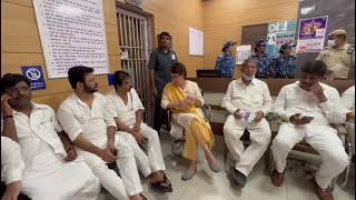 पुलिस हिरासत में लिए गए नेताओं से मिलने पहुंची कांग्रेस महासचिव Priyanka Gandhi जी