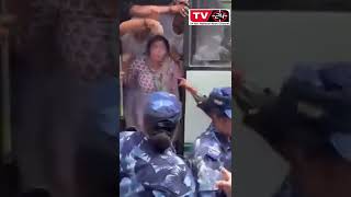 Congress leader Netta D'Souza 'spits' on policemen #viral #army #armystatus #police