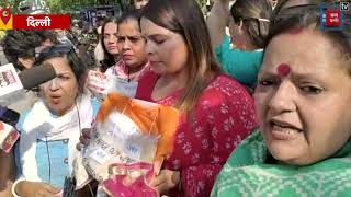 बढ़ती महंगाई को लेकर दिल्ली महिला कांग्रेस ने फिर खोला मोर्चा, राजीव चौक पर किया प्रदर्शन