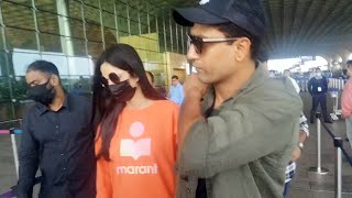 Lovely Couple Katrina Kaif Aur Vicky Kaushal Dikhe Mumbai Airport Par