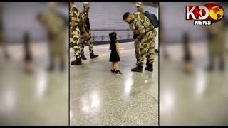 छोटी बच्ची ने #army वाले के सामने दिखाए अपने संस्कार, पैर छूते हुए बच्ची का Video हुआ #viral
