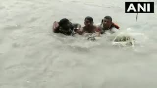उत्तराखंड: हरिद्वार में गंगा नदी में तेज बहाव के चलते बह गए 7 कावड़िएपुलिस जवानों ने ऐसे बचाई जान