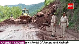 Landslide blocks Jammu-Poonch highway near Kalai,  Waseem Haidery reports.