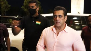Dashing Salman Khan Dikhe Mumbai Airport Par - Dekhiye Video