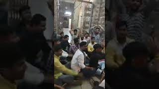 खंडवा गौरव दिवस पर फिल्मी गानों पर थिरके अधिकारी abvp  कार्यकर्ता ने कलेक्टर कार्यालय पर दिया धरना
