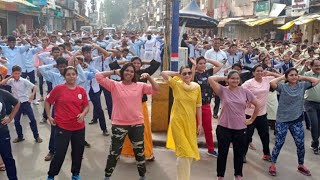 दिल धड़काये सीटी बजाए, करके इशारे गाने पर थिरकीं महिला अफसर, हिंदू संगठन ने जताया विरोध