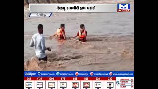 છોટાઉદેપુરની ઓરસંગ નદીમાં યુવક ફસાયો  | MantavyaNews