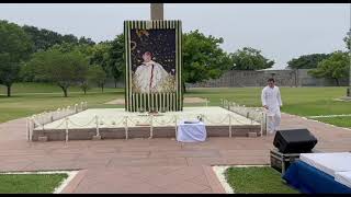 स्वर्गीय राजीव गांधी के समाधि स्थल पर प्रार्थना करते हुए पुत्र राहुल गांधी