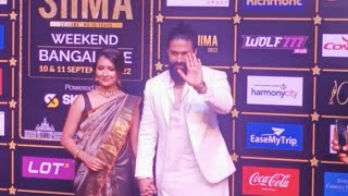 Yash Ne Apne Wife Ka Thama Haath, Grand Entry With Wife Radhika At SIIMA Awards 2022