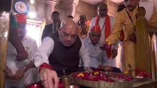 श्री अमित शाह अहमदाबाद, गुजरात में संत श्री सवैया नाथ समाधि स्थान मंदिर में  पूजा-अर्चना करते हुए।