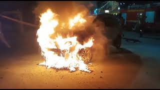 रामपुर गार्डन में चलती कार बनी आग का गोला