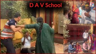 School Re-Open Karne Par Hua Hungama | Parents Ne Kiya Ehtejaj | D.A.V School | Banjara Hills | HYD.
