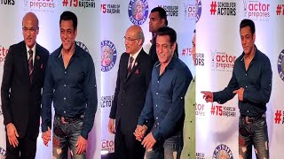 Salman Khan Grand Entry At Uunchai Film Premiere In Mumbai