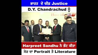 ਭਾਰਤ ਦੇ ਚੀਫ਼ Justice D.Y. Chandrachud ਨੂੰ Harpreet Sandhu ਨੇ ਭੇਂਟ ਕੀਤਾ ਮੋਰ ਦਾ Portrait ਤੇ Literature