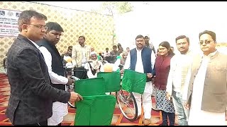 हसनपुर विधायक ने किया ट्राईसाइकिल का वितरण