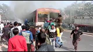 रोडवेज बस में अचानक लगी आग, शीशा तोड़कर निकाले गए यात्री, लखनऊ- कानपुर  हाईवे पर हुआ हादसा