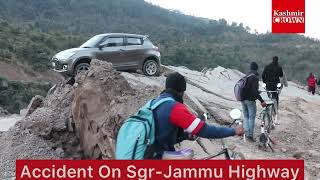 #JammuAndKashmir | Dekho Car Ka Accident Jammu-Srinagar National #Highway shut due to a  landslide.