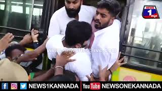Belagavi : ಹರಿದ ಬಟ್ಟೆಯಲ್ಲೇ Mohammed Haris Nalapadನ ಬಸ್​ಗೆ ತಳ್ಳಿದ ಪೊಲೀಸರು | News 1 Kannada | Mysuru