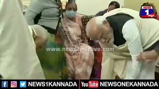 PM Narendra Modi : ತಾಯಿ ಮೃತದೇಹಕ್ಕೆ ಹೆಗಲು ಕೊಟ್ಟ PM ಮೋದಿ | News 1 Kannada | Mysuru
