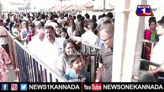 ಹೊಸವರ್ಷದಂದು ಚಾಮುಂಡಿಬೆಟ್ಟಕ್ಕೆ ಹರಿದುಬಂದ ಜನಸಾಗರ..| News 1 Kannada | Mysuru