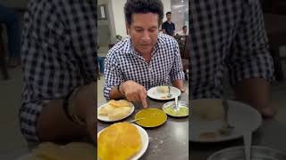 Sachin Tendulkar eats Cafe Tato's Bhaji Puri and bun, totally loves it!