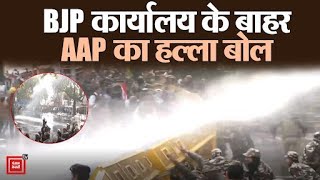 झुग्गी झोपड़ी हटाने के नाम पर घमासान AAP कार्यकर्ताओं ने BJP कार्यालय का किया घेराव।