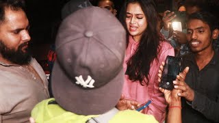Tejasswi Hui Fans Se Pareshaan, Spotted At Bandra - Watch Video