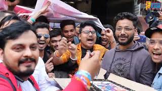 Shah Rukh Khan Crazy Fans Cake Cutting - Pathaan Movie Public Review