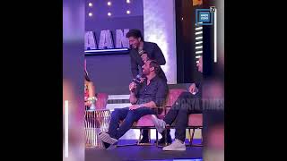 Shahrukh Khan को John Abraham पर आया प्यार ,सबके सामने की Kiss