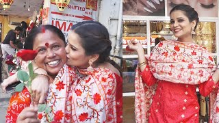 Bigg Boss 16 Fame Archana Gautam Hugs And Kisses Her Fan, Spotted In Mumbai