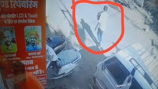 खंडवा: कार में रखा नोट से भरा बैग लेकर युवक फरार CCTV में बारदात कैद । @TezNewsTV