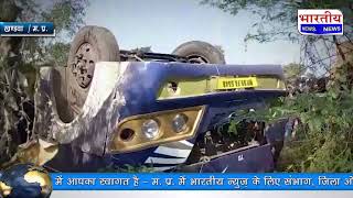 इंदौर इच्छापुर हाईवे पर कार को बचाने में बस पलटी, 2 की मौत 1 दर्जन से अधिक घायल #bn #khandwa #mp
