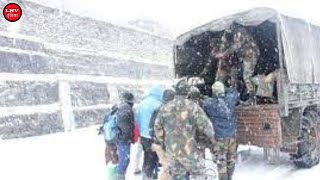 भारी बर्फबारी के बीच पूर्वी सिक्किम में फंसे 1000 पर्यटक, मसीहा बनकर पहुंची सेना