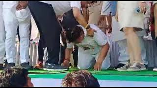 केंद्रीय मंत्री ज्योतिरादित्य सिंधिया के चरणों में प्रदेश के ऊर्जा मंत्री प्रद्युम्न सिंह तोमर