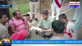 #धार के संवेदनशील कलेक्टर प्रियंक मिश्रा ने जमीन पर बैठकर विकलांग बल की समस्या सुनी.. #bn #dhar #mp