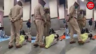 स्टेशन पर सो रहे शख्स को पुलिसवाला जूते से कुचलने लगा, लोग बोले- "महोदय इंसानियत.."